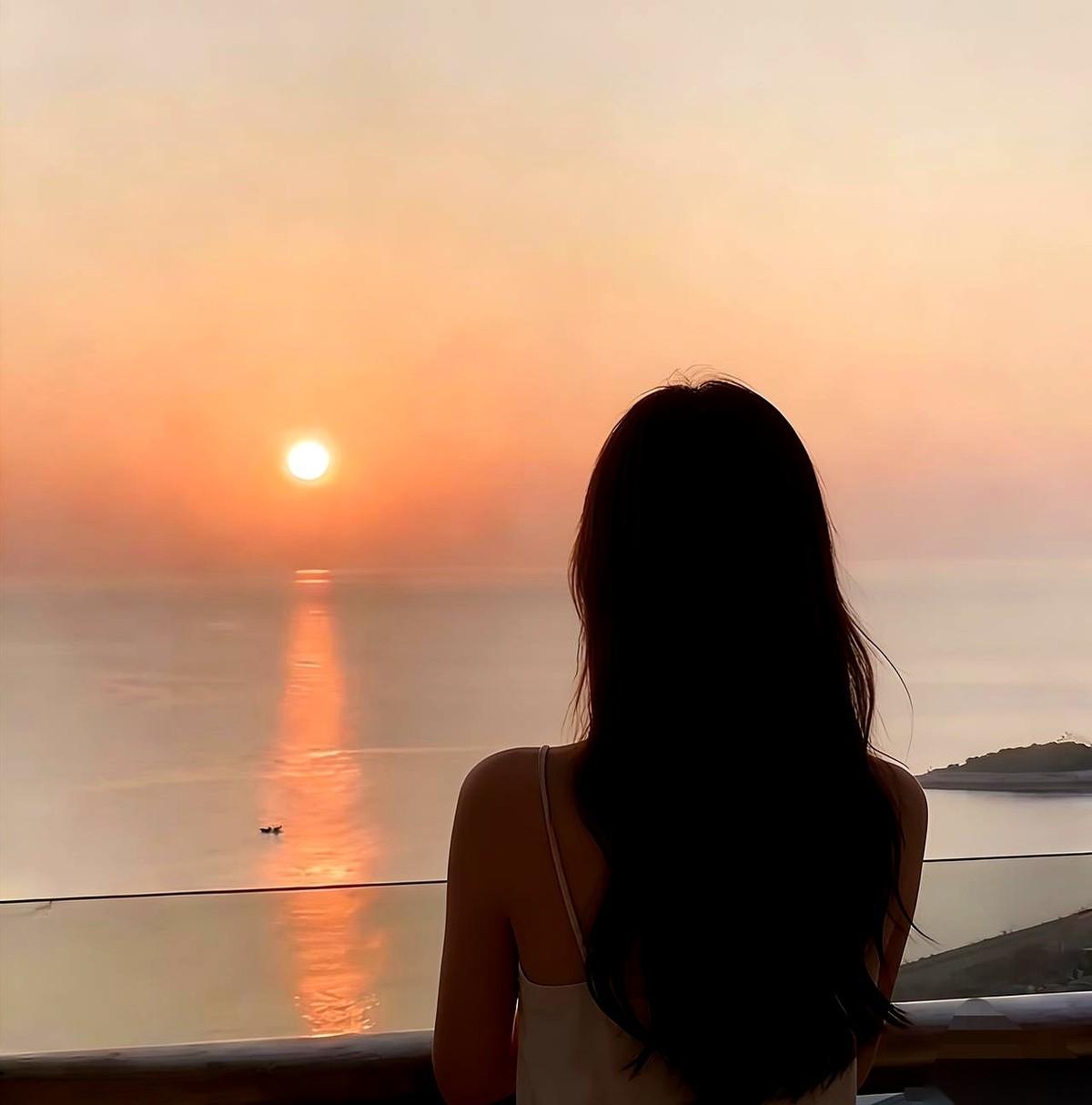 有个心理学专家抛出一个观点，刀刀见血。
他说，有钱男人在外边找刺激，理性的那种，