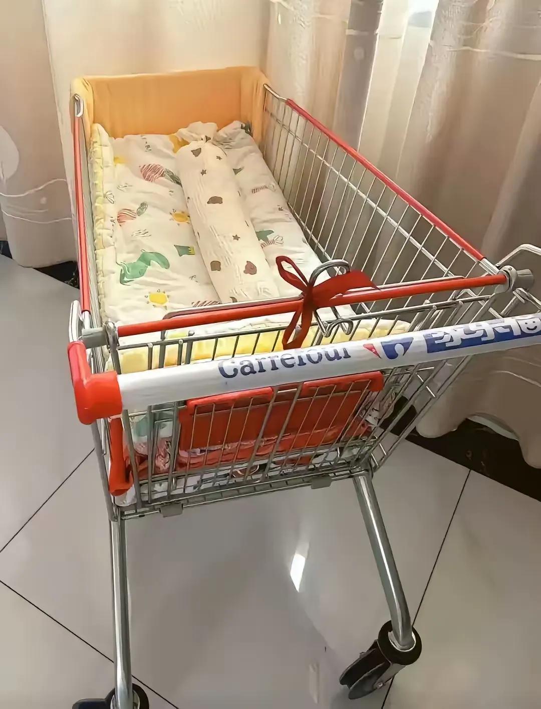 现在消费降级都降到孩子身上了吗？
有个宝妈在群里分享给她孩子做的推车，炫耀说才3