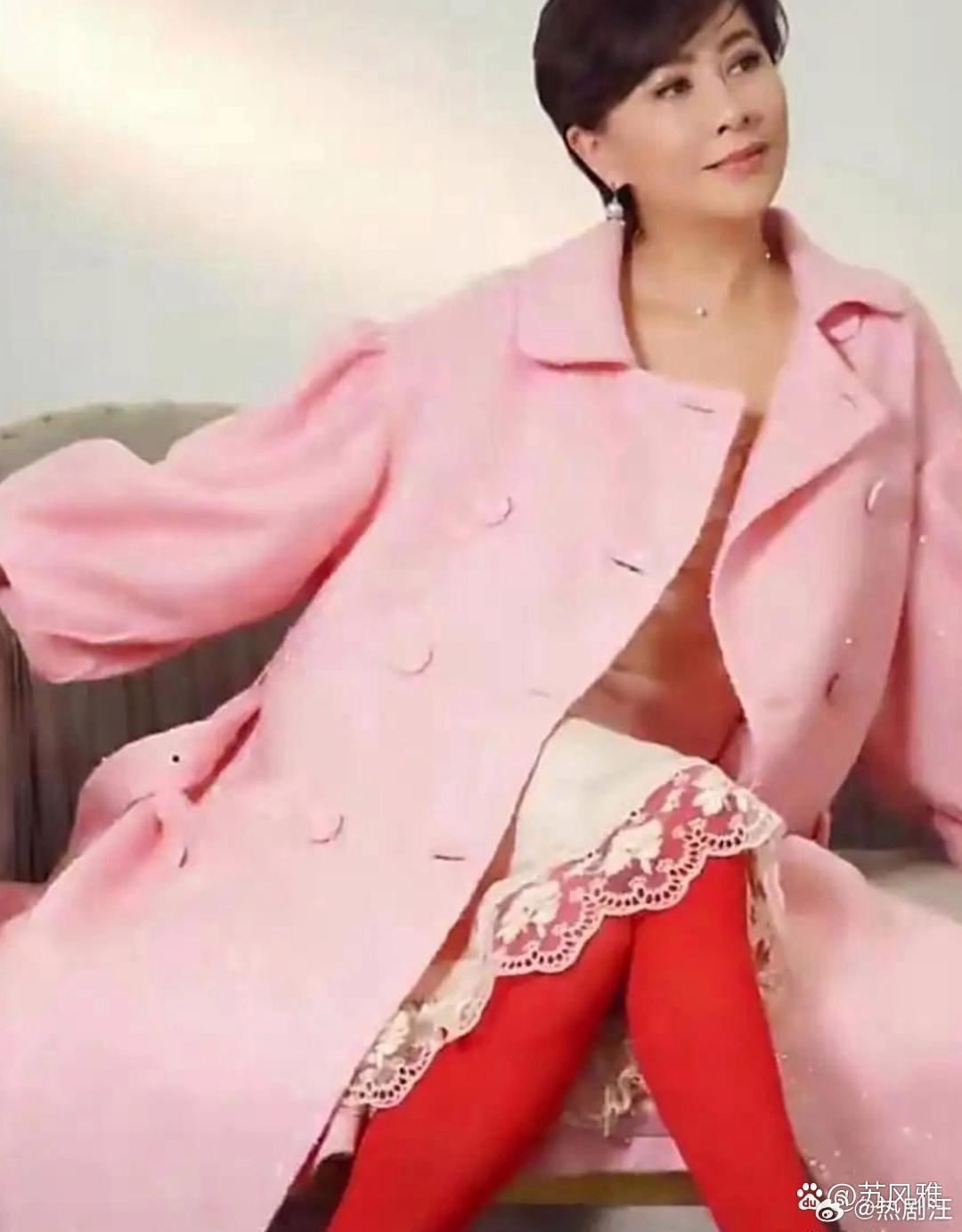 刘嘉玲真是越来越大胆了，穿睡衣拍写真，配上大红袜子好惹眼 