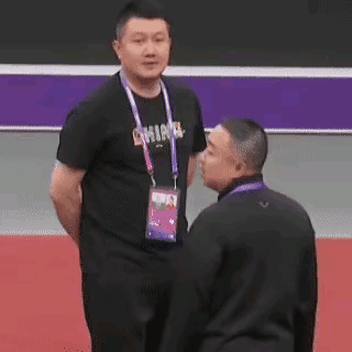 刘国梁在认真纠正大头发球被投诉遮挡问题。