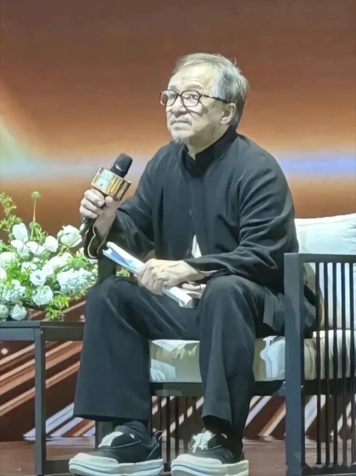 第一次对成龙71岁有了实感真是岁月不饶人  看到满头白发恍惚了  希望成龙身体健
