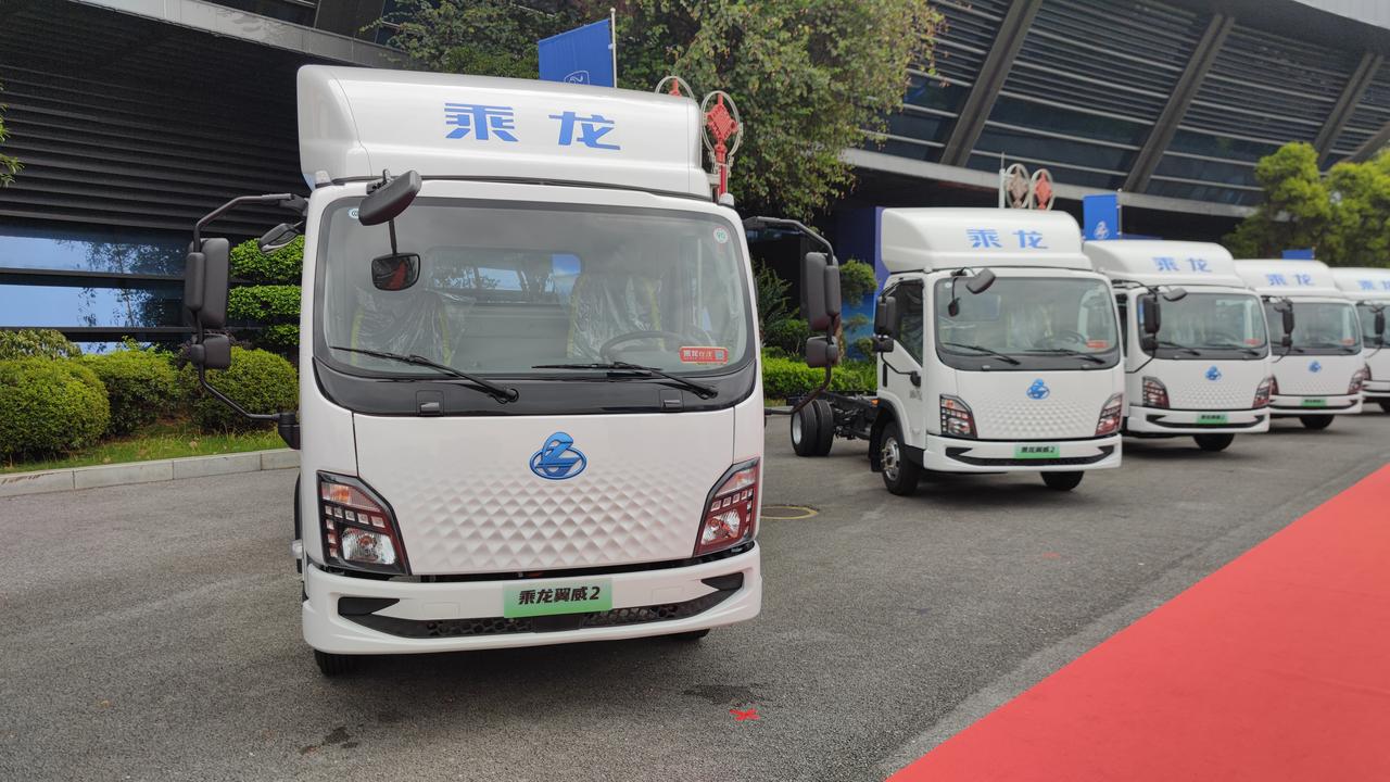 乘龙电动小卡车，不仅颜值高，而且跑得远，450公里纯电续航里程，可以放心进行城际