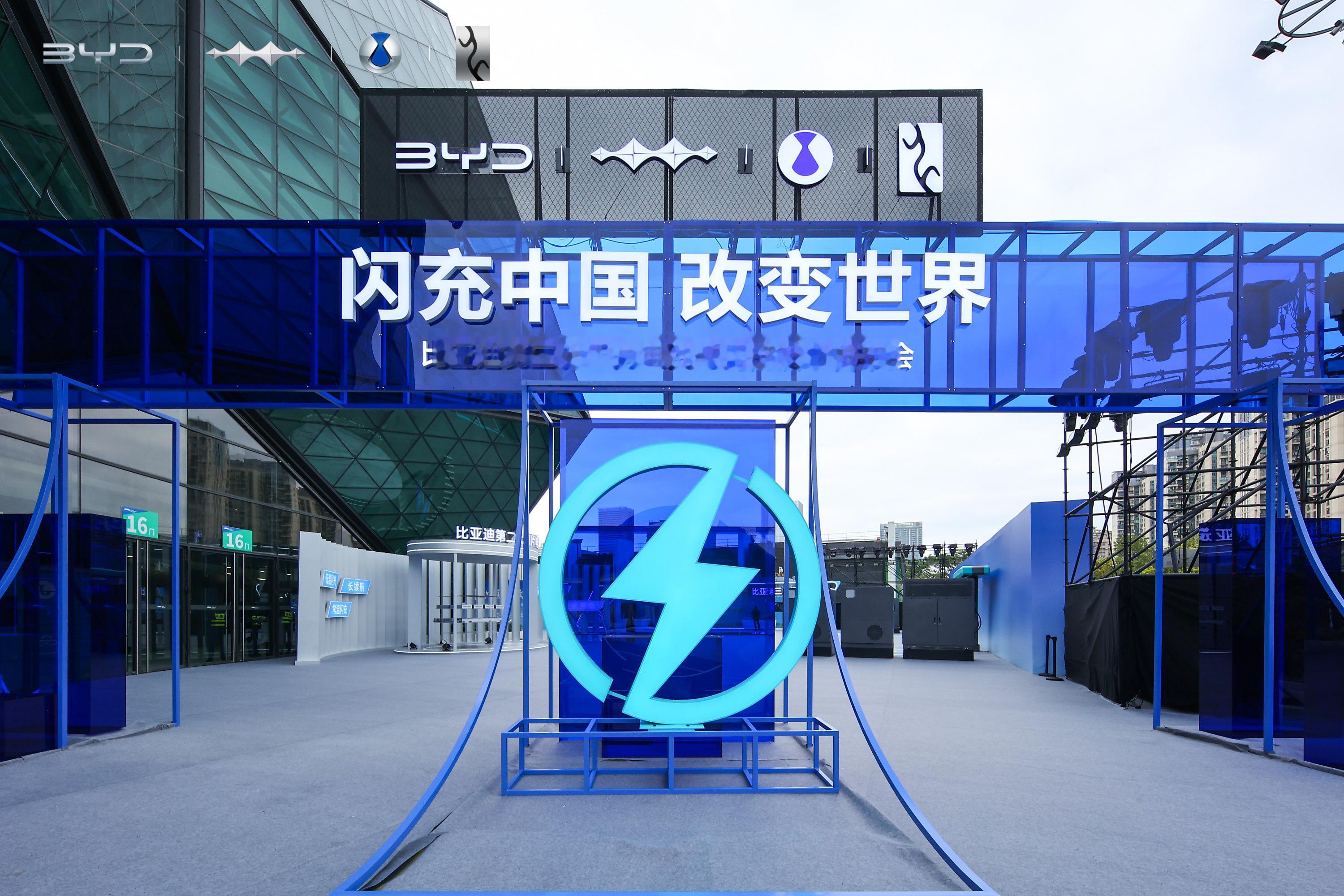 比亚迪全球首创闪充桩来了作为常年跑充电站的新能源车主，比亚迪这款滑轨悬吊式T型闪