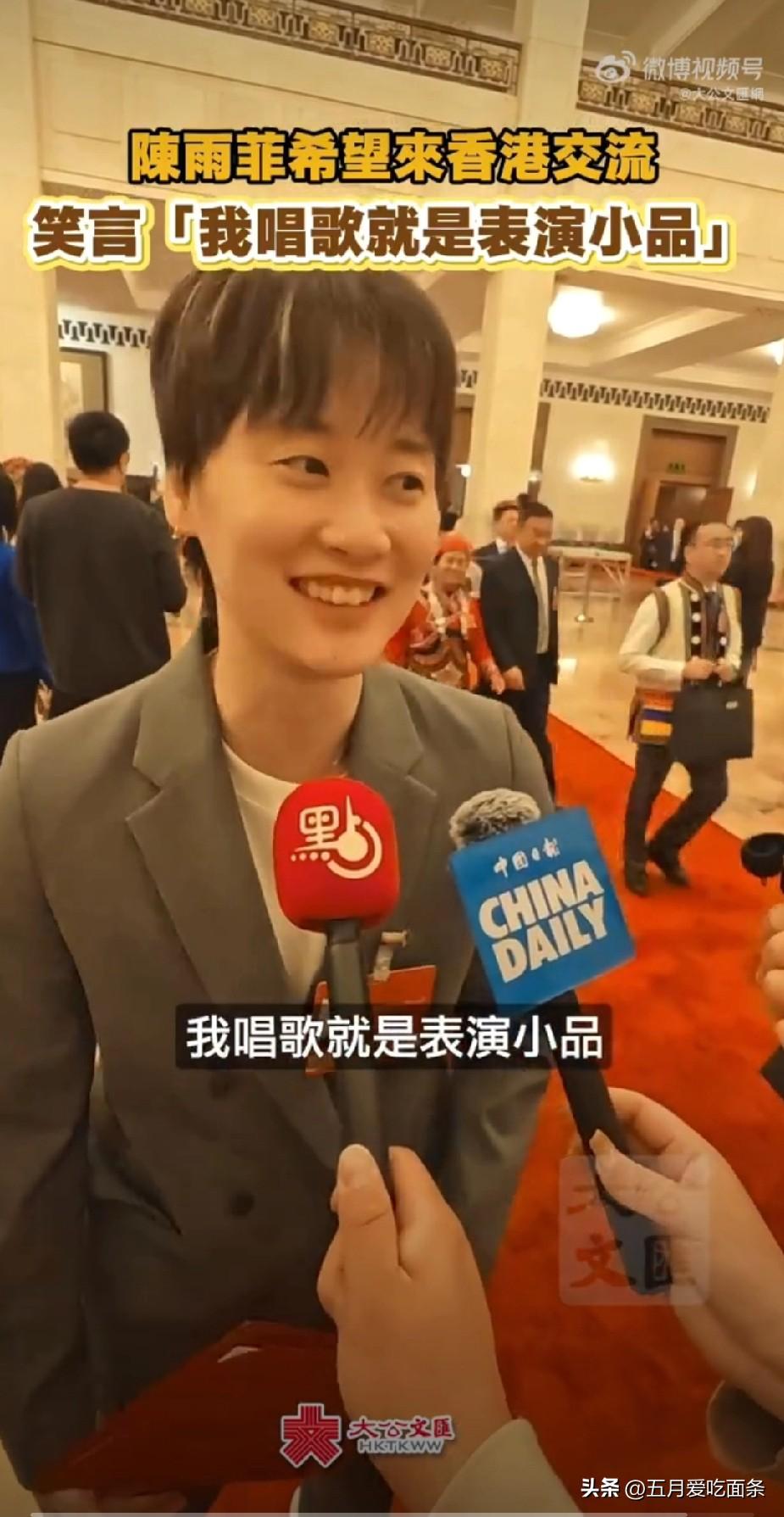 陈雨菲太搞笑了，在记者说游泳队有唱歌表演，问她有没有擅长的节目时，她说“我唱歌就