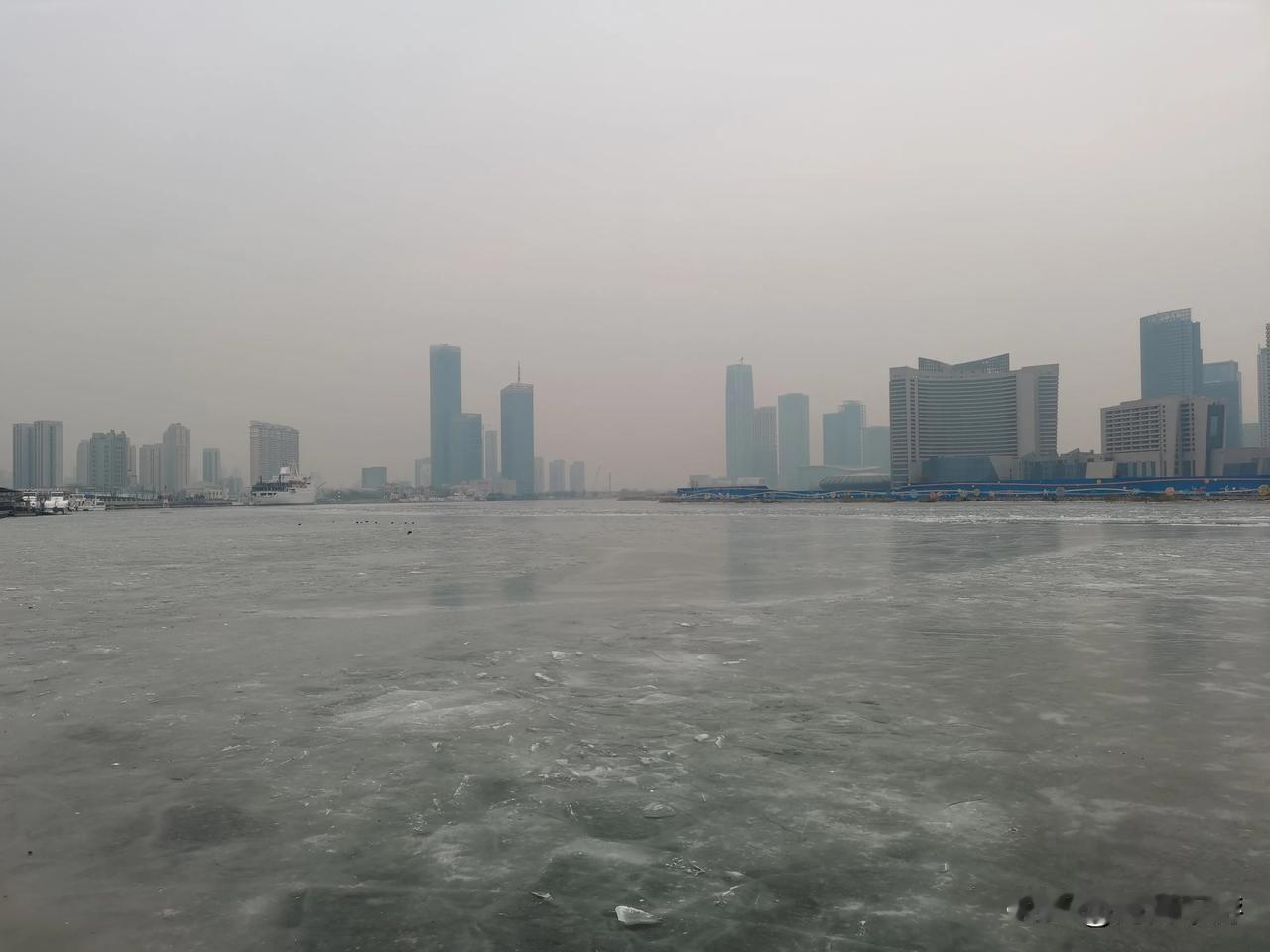 海河虽然结冰，但远没有到可以上人的地步。
充其量可以让一些水鸟在冰面上逍遥自在。