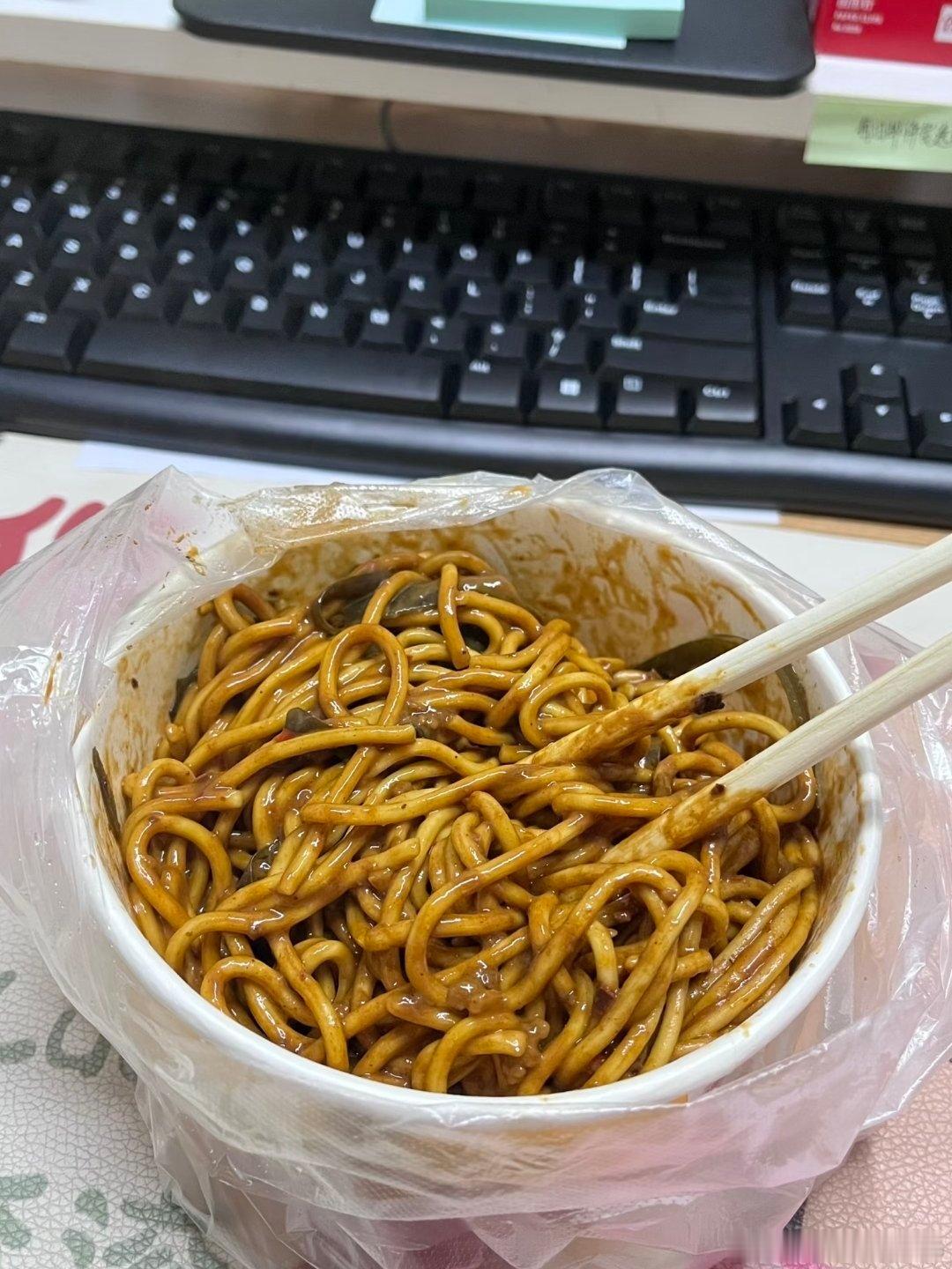 雷军说在街边吃热干面几十年没变🥘武汉街头的早餐摊充满温情，一碗热干面连接着城市