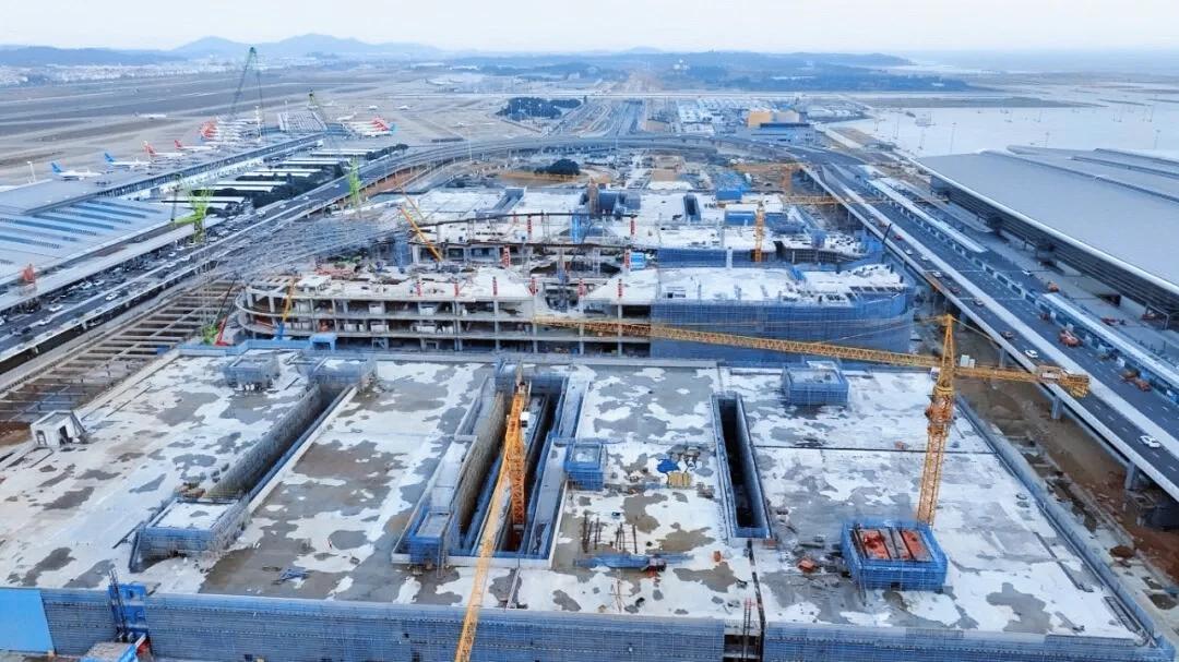 福州机场二期近700名建设者坚守一线，航站区、飞行区同步攻坚，全力冲刺3月试飞目