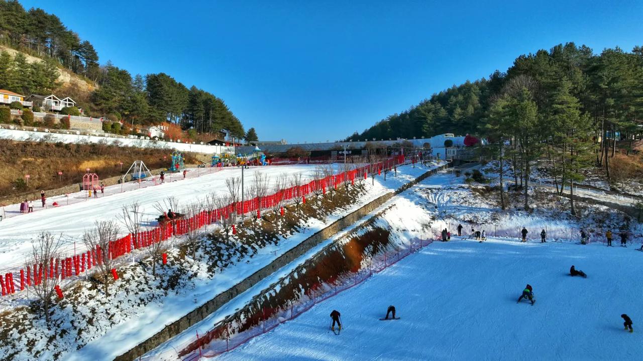 美丽广元——12 月 28 日，广元市朝天区曾家山滑雪场正式拉开帷幕，迎接四方宾