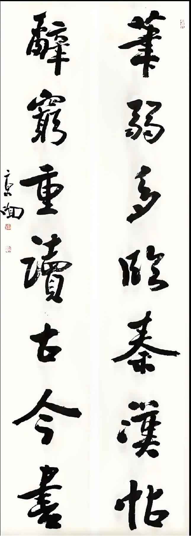 刘京闻老师的字看起来“歪歪扭扭”的，实际上这是在书写过程中的动态调整，虽然横不平