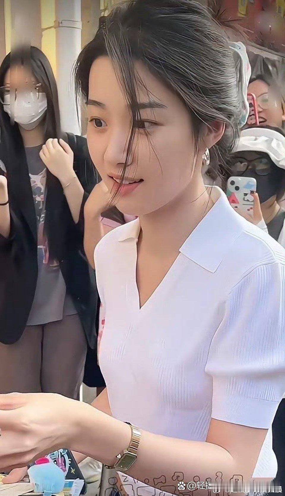 卢昱晓素颜出镜依旧惊艳，肌肤细腻有光泽，气质清新脱俗，真是名副其实的素颜女神。 