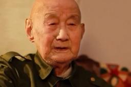 107岁抗战老兵胡奎峰，1918年生于安徽庐江。1938年弃耕从戎，加入新四军四