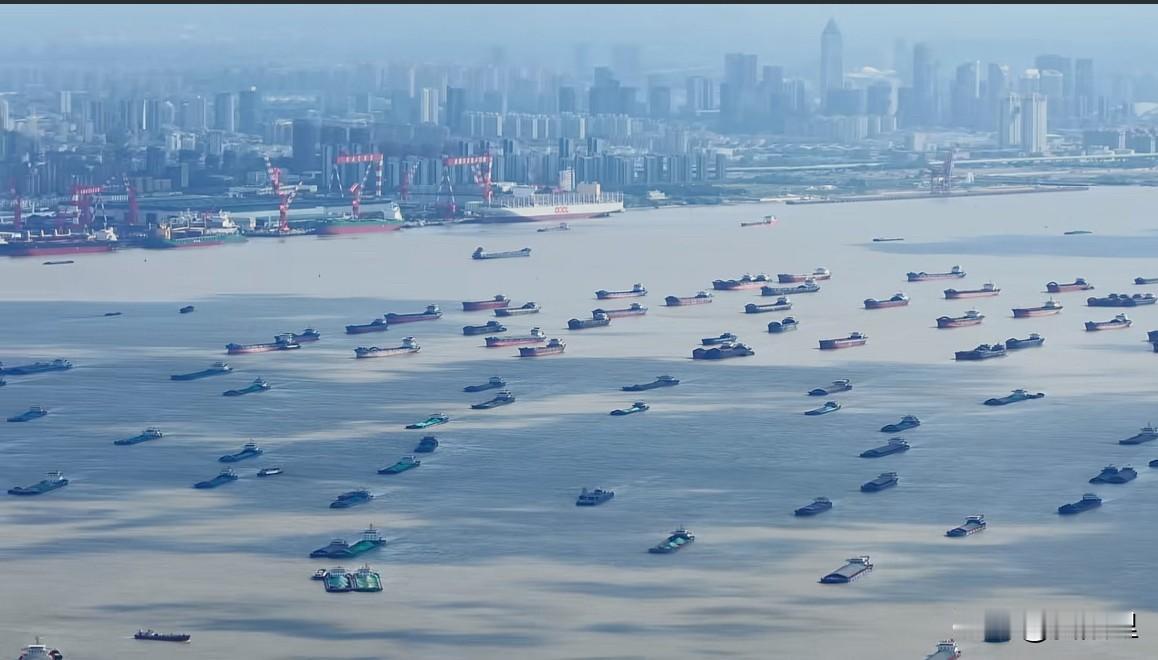 太震撼了，看了长江江苏段的景象，你就会明白为什么叫泱泱大国？长江在重庆最宽只有1