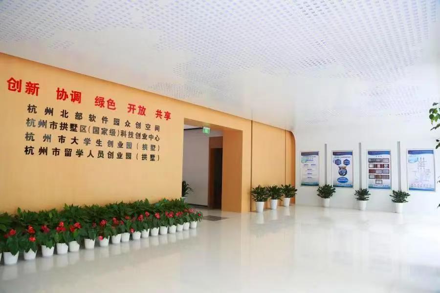 以前创业成本是房租水电，现在还得加上AI算力。一个10人团队，每个月token花