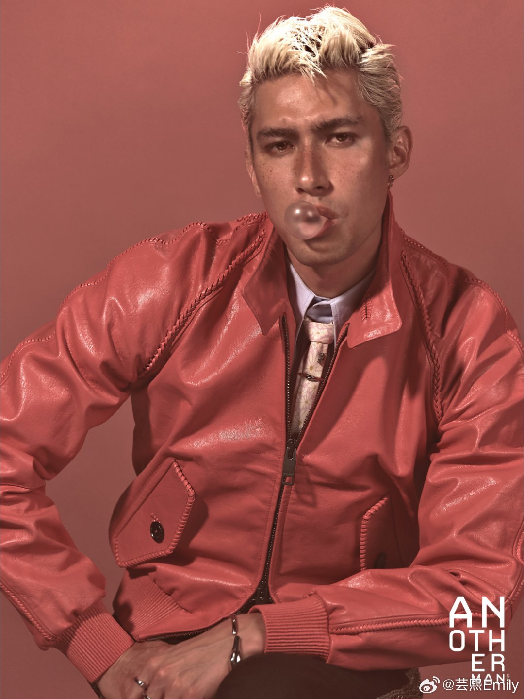 米卡登AnotherMan开季封面，Burberry 2026夏季系列加持 。金