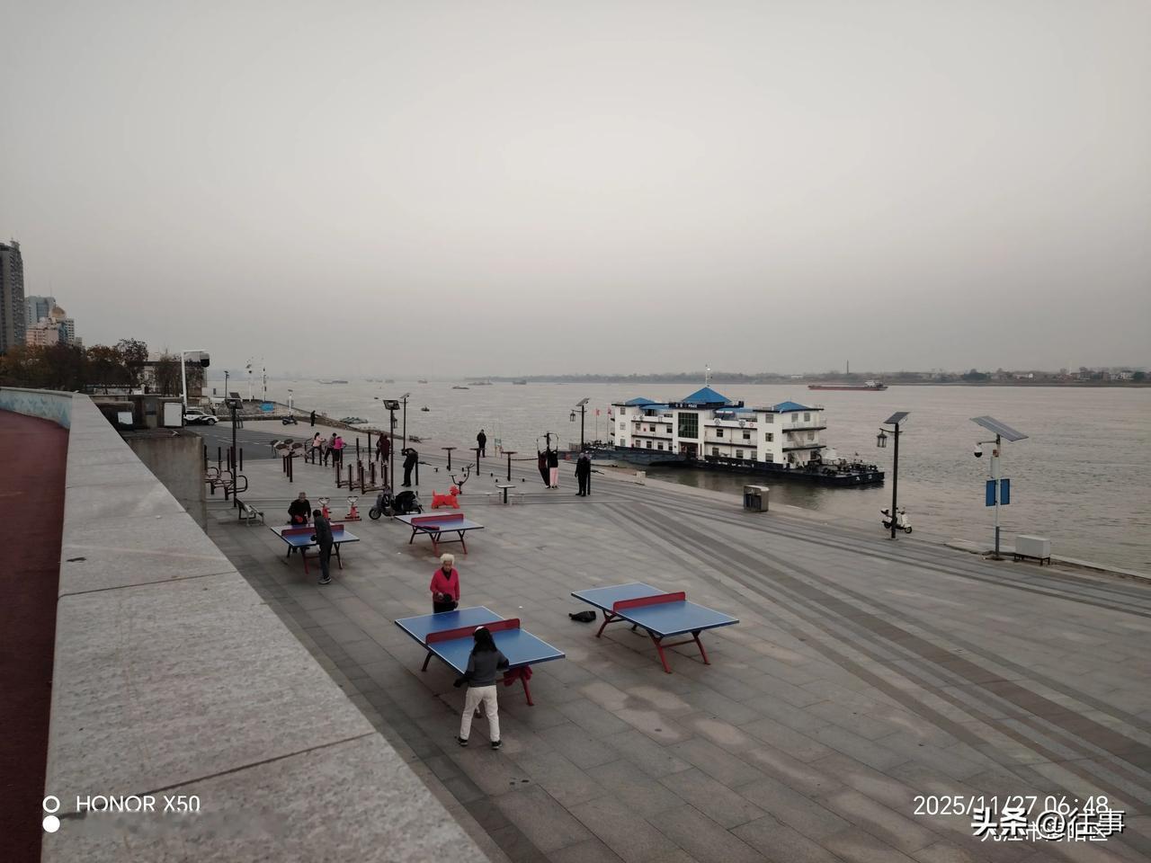 11月27日长江岸边晨练