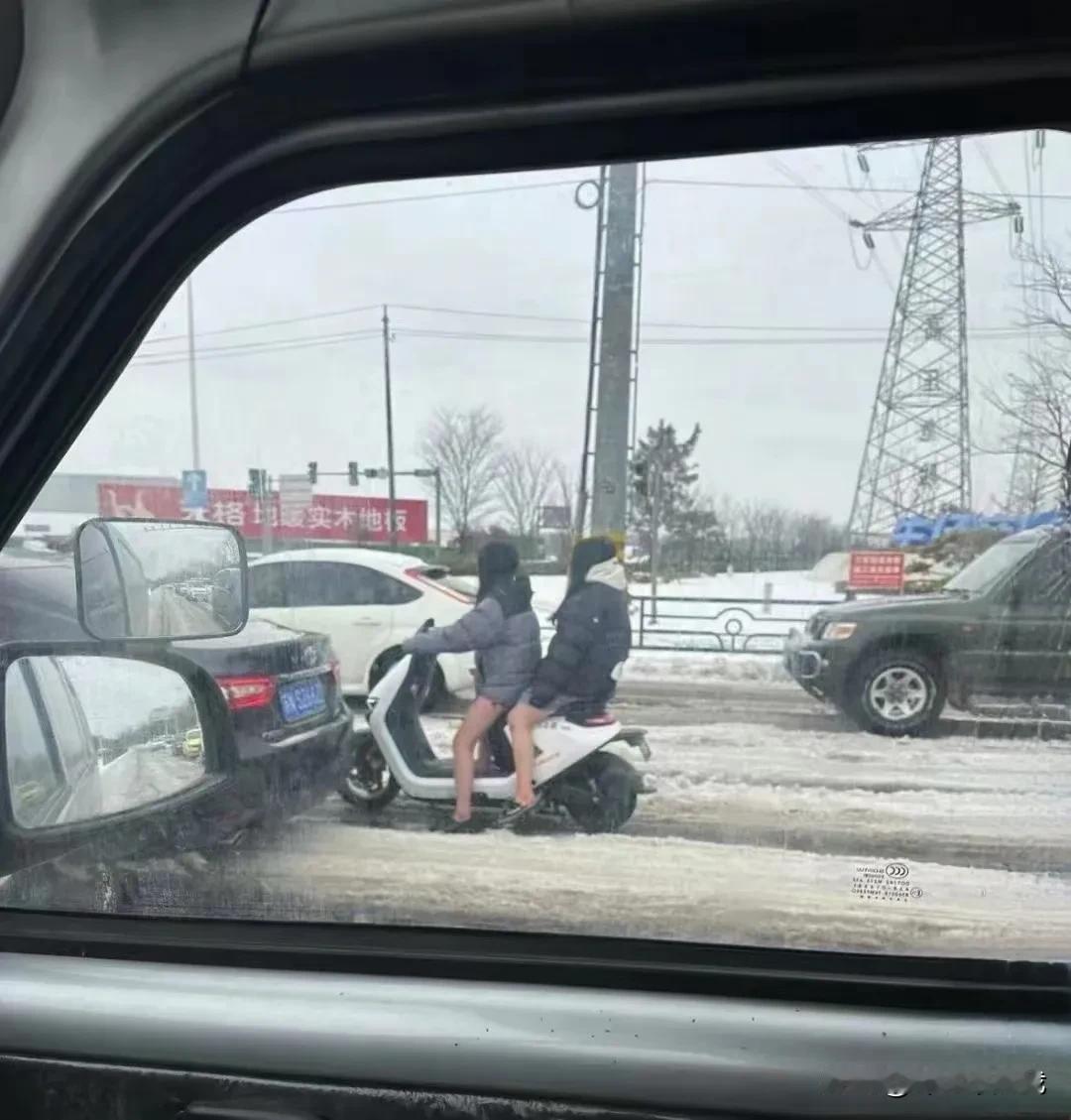 大雪天气还骑电动车，就问你路面滑不滑？