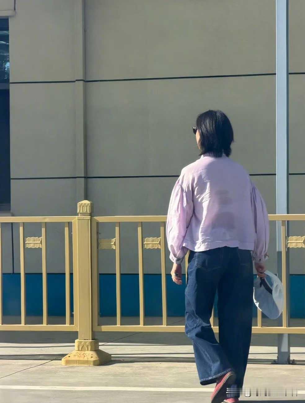 倪妮竟然不会开车，大夏天学科目二，看来如今确实工作不忙，不着急进组和拍戏啊！
倪