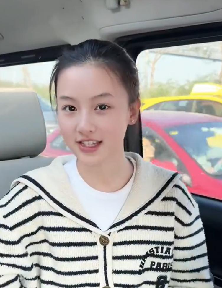 15岁女孩七七的24小时出道神话让整个娱乐圈炸了锅。中都传媒这波操作堪称教科书级