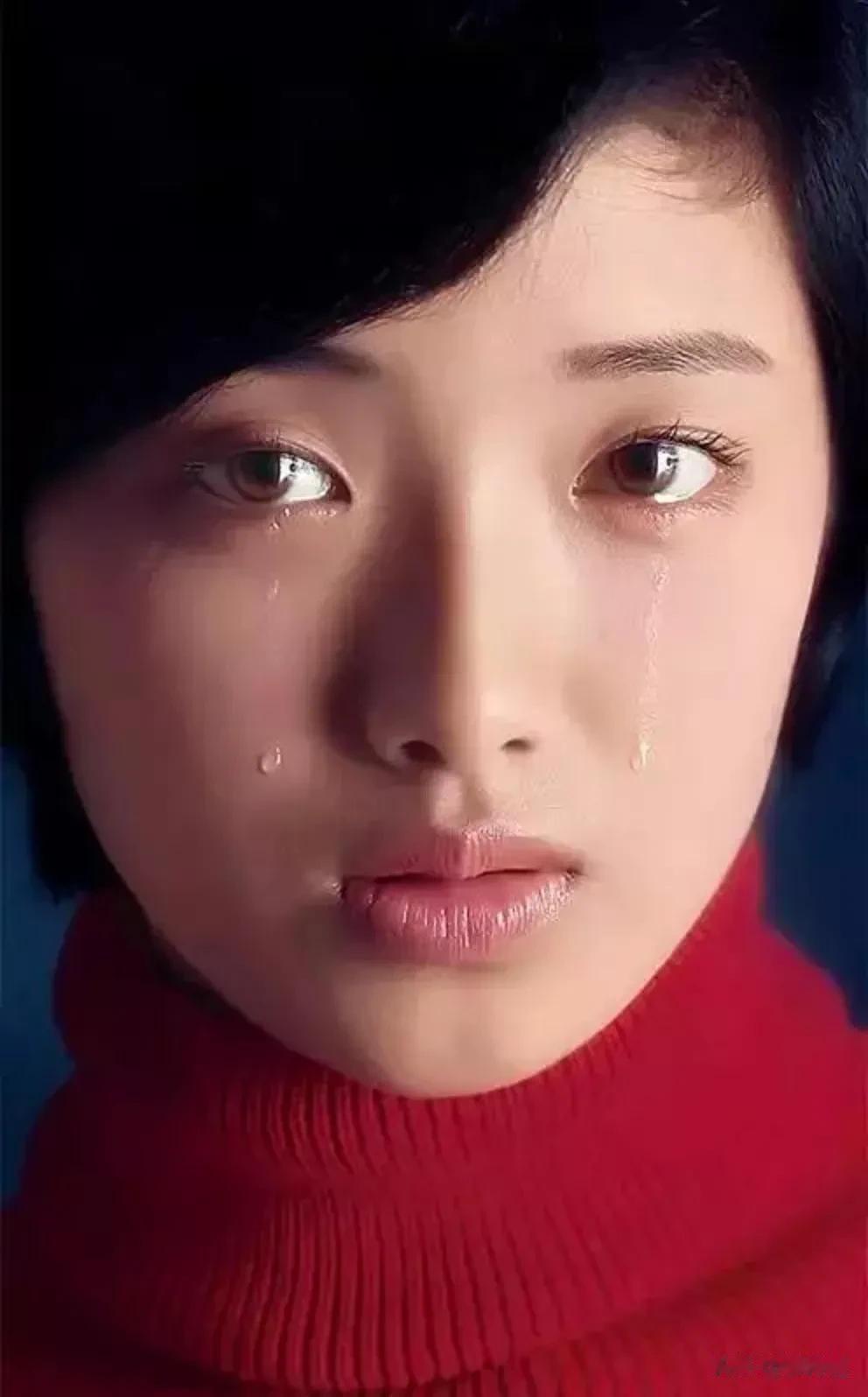 看图考眼力。
第一眼看到这张照片，你是什么感觉？评论区期待你的答案。
1、她哭了