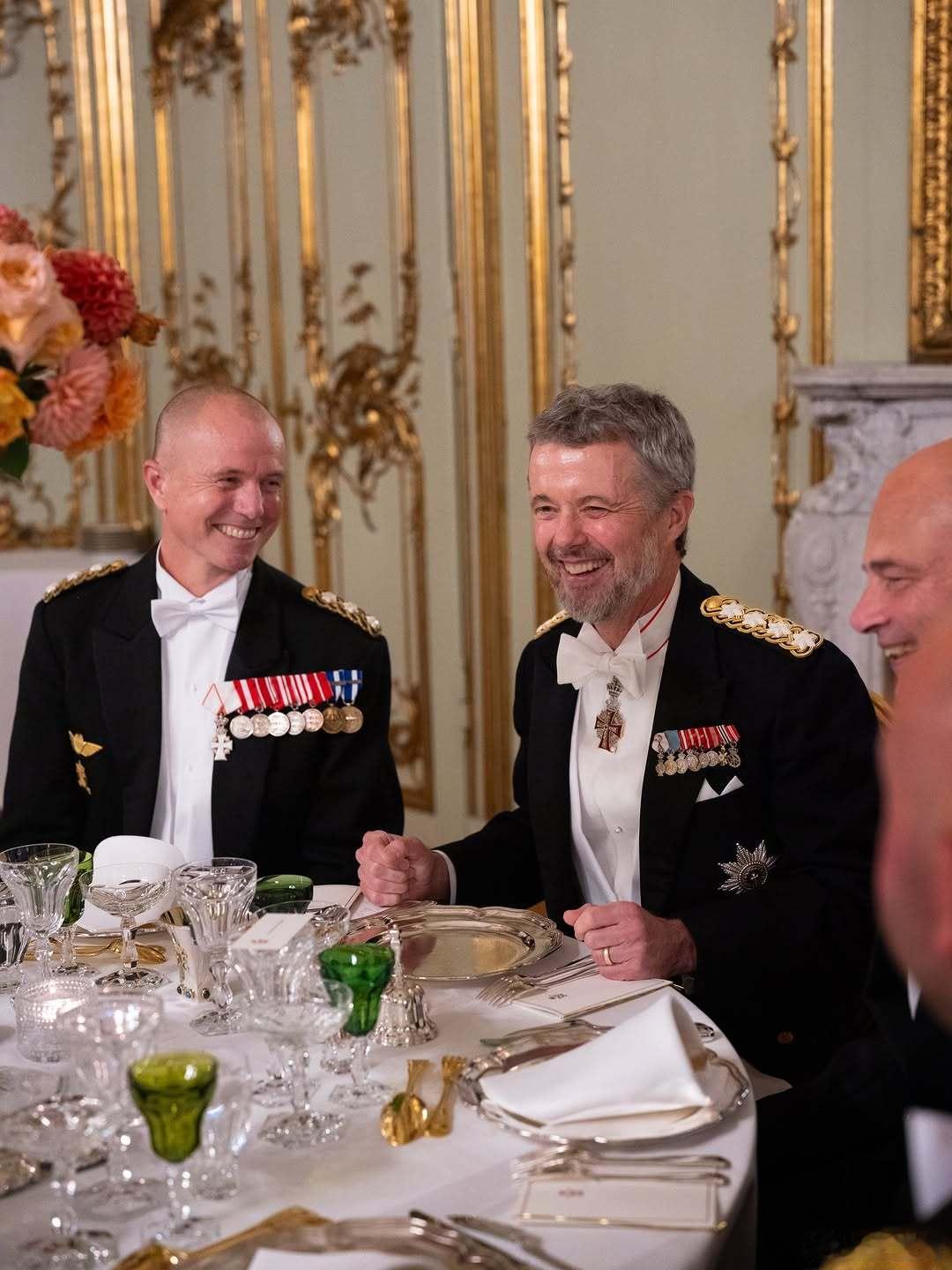 丹麦王室 🇩🇰9月26日，弗雷德里克国王和玛丽王后出席国防部晚宴，为在武装部