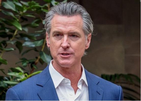 据CBS26日消息，美国加利福尼亚州州长纽森考虑2026年中期选举后角逐白宫。 