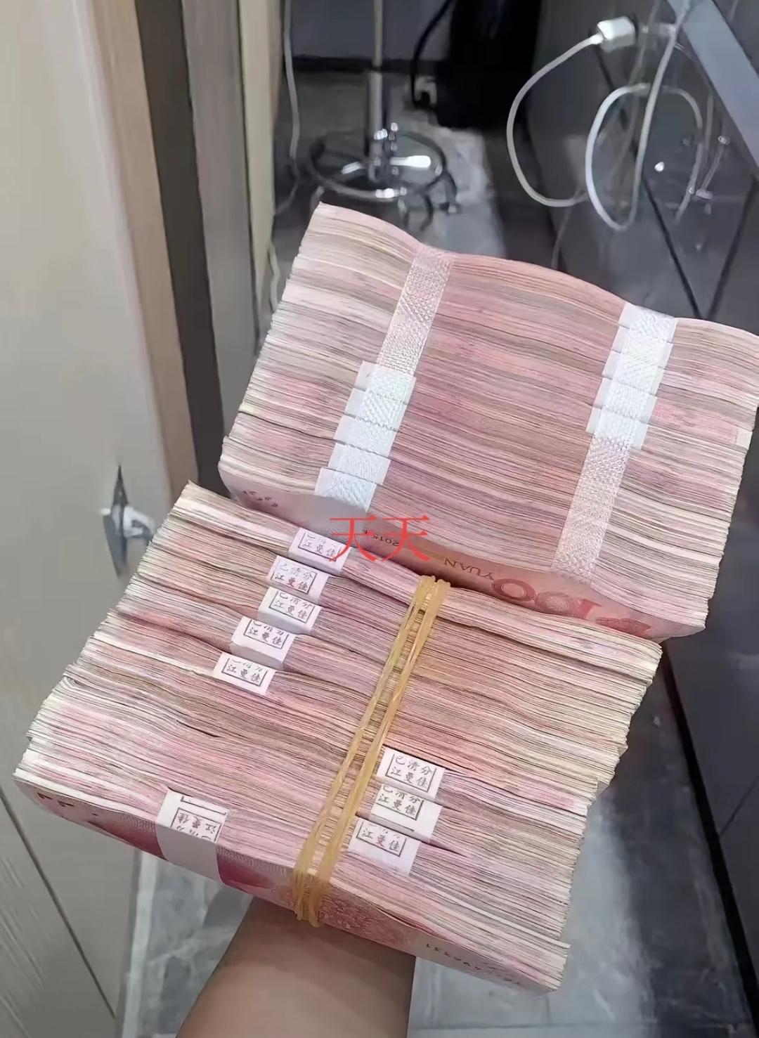 已经12月份了，如果你手上有二十万现金千万不要乱投资黄金或者股票，因为今年的黄金