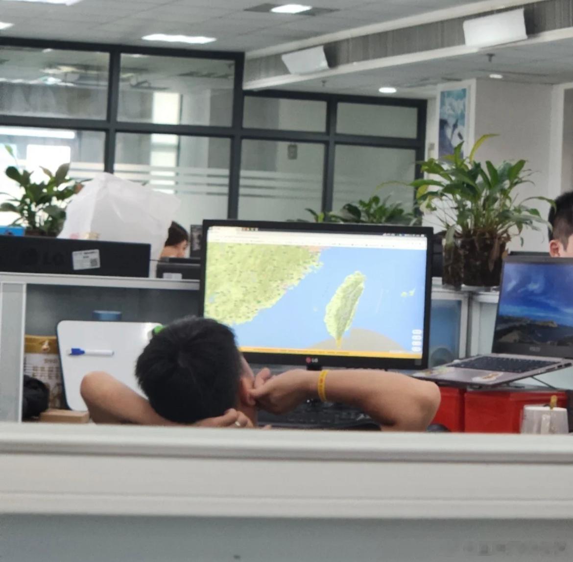 昨天厦门打工人最关心的问题：“台风到底到哪了，什么时候下班？” ​​​