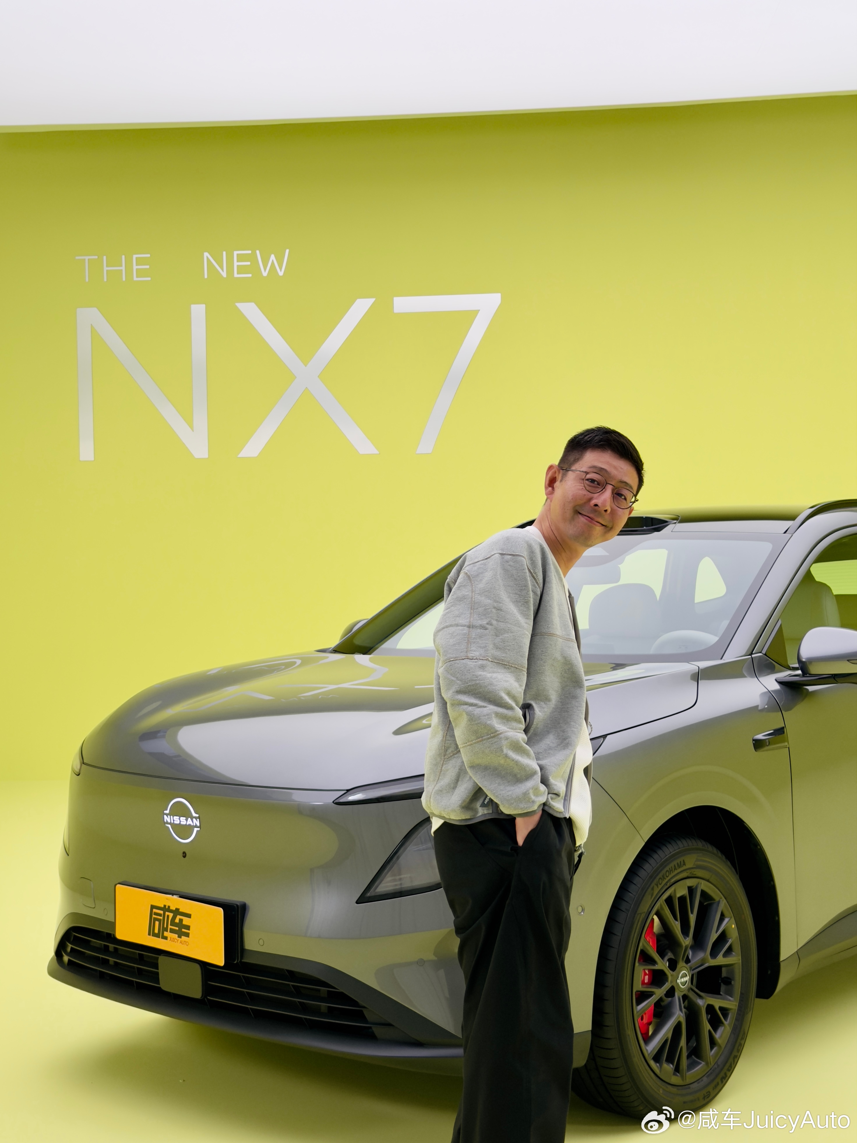 今天拍日产NX7，合资现在也很舍得给啊～不过，你们有看出裤子有什么破绽吗[笑cr