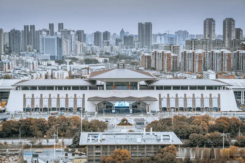 回家
文/曾祥国残红
今夜，我便要踏上归程
从我来时的铁轨，从我离开的铁轨
从武