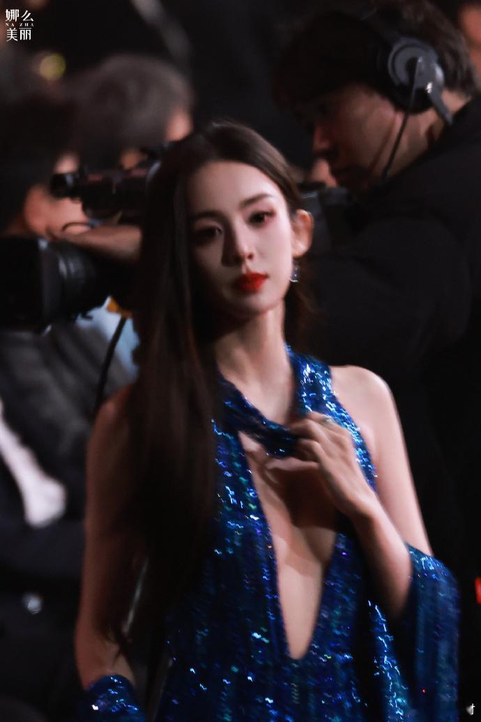 性感却不SQ，热辣惹火妆造娜扎真的是神颜 ​​​