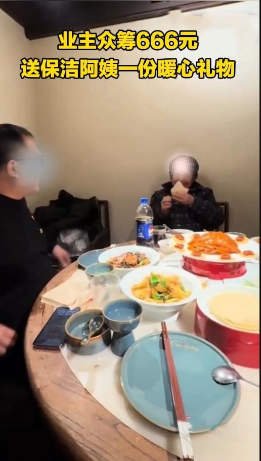 人间暖意！在北京小区干了8年保洁的阿姨，离职前终于圆梦逛北京。
 
在北京某小区