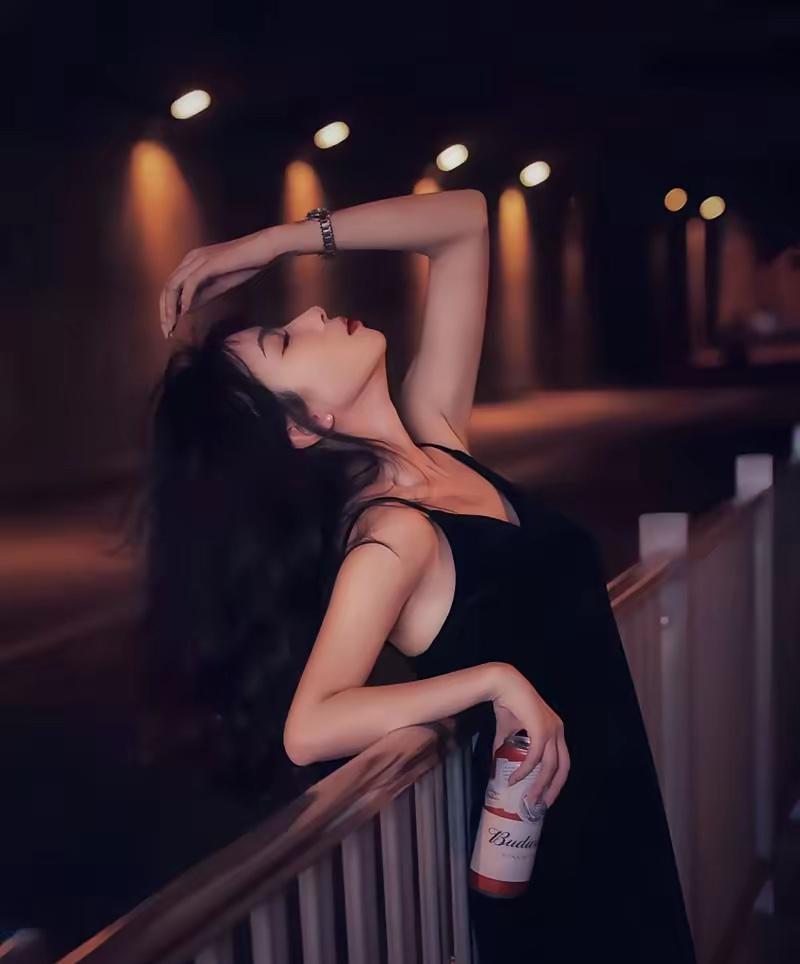 1941 年，女地下党员施奇被敌人轮番侵犯，染上了梅毒，导致她身体溃烂发臭，没想