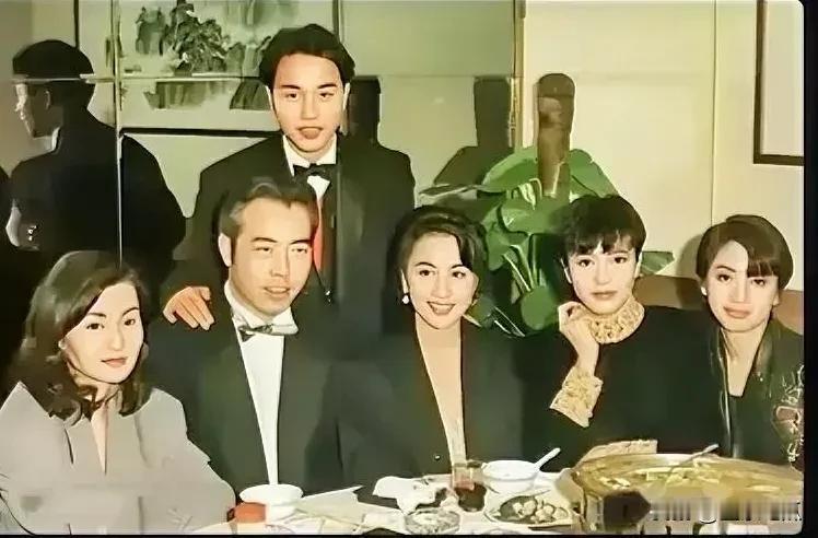 年轻时的陈凯歌也是一枚帅男，浓眉大眼，五官立体，英俊帅气，他在照片中最显眼，很有
