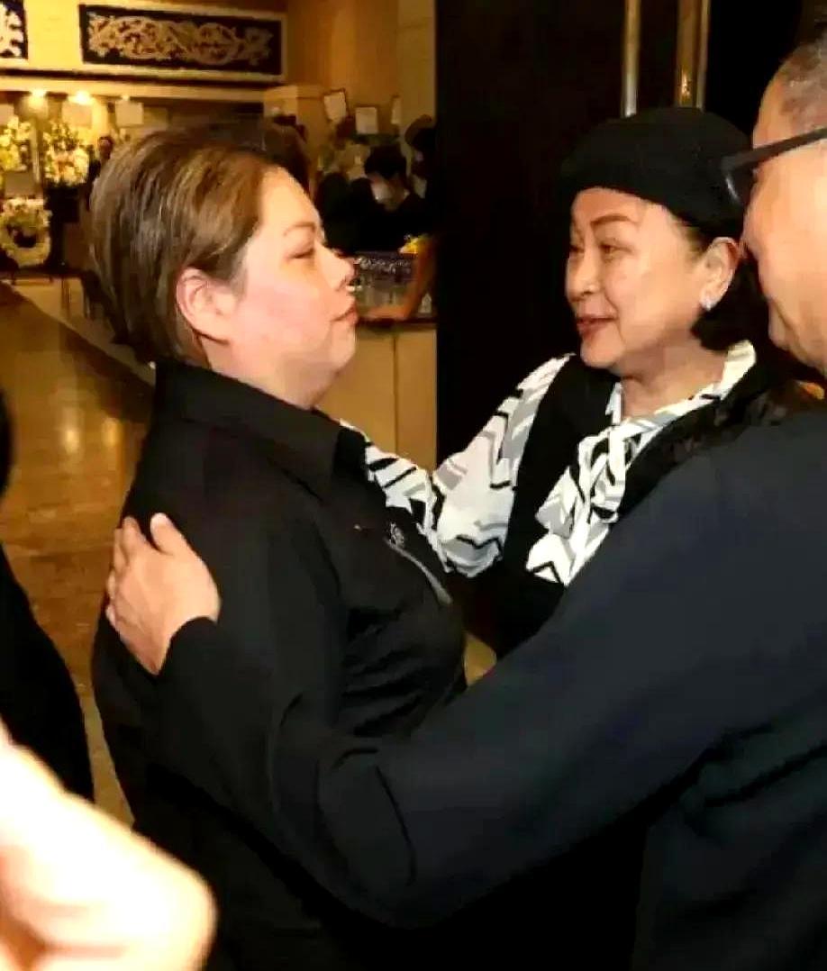 她一张脸，把父母离婚离成笑话
 
49岁的梁子文，至今没上过镜，却比任何明星都容