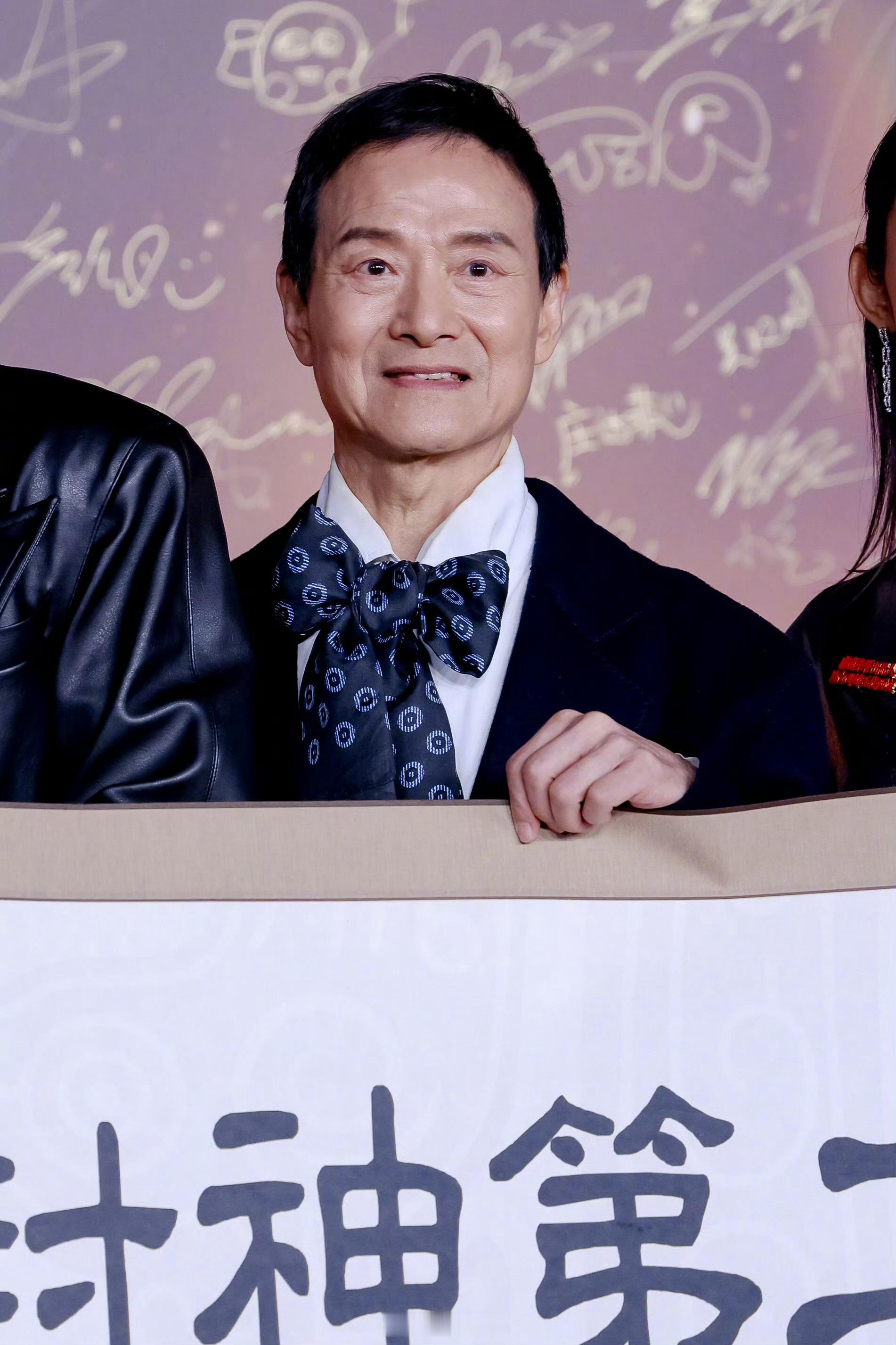 广场上在嗑质子团的道友多，但是【青蛇】30年老粉，肯定嗑闻太师啊[哈哈]——吴兴