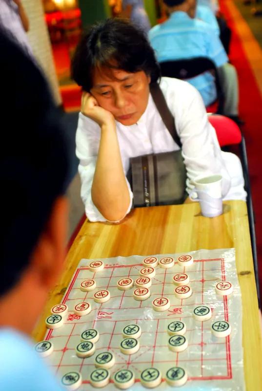 智趣云台录旧街，
象棋祖孙乐无邪。
深蓝见证温馨事，
卒子过河如车马。
此景此诗