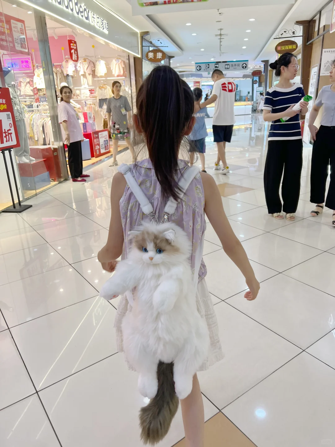 女儿背这个包出门一路被人围观🤣🤣