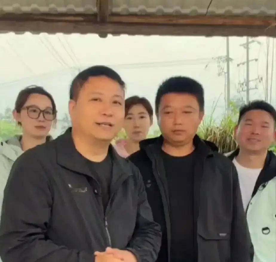 今天这场直播一开口就很直接，海哥当场放话，要给陕北黄河边的白兄弟张罗对象，还是奔