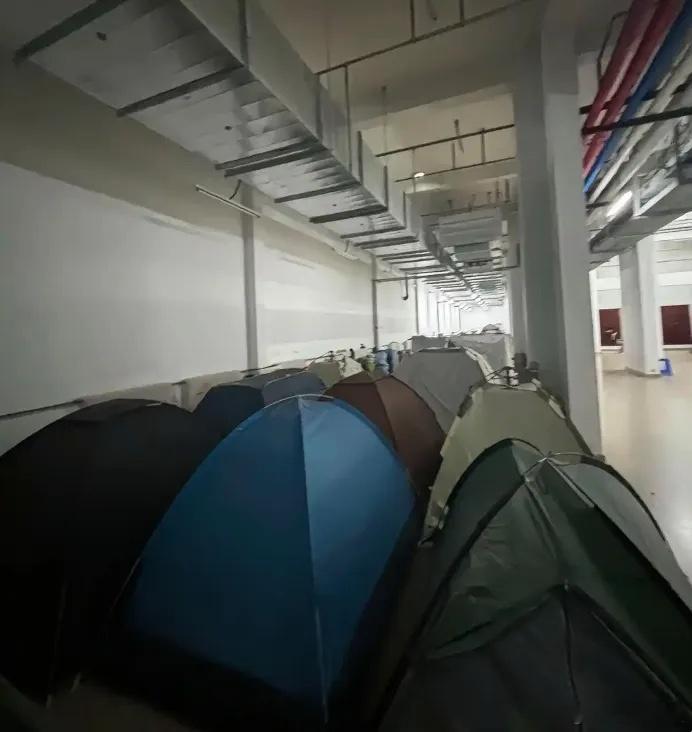 高校回应学生组团搭帐篷避暑近日，东北地区高温来袭，多所高校学生因宿舍无空调酷热难