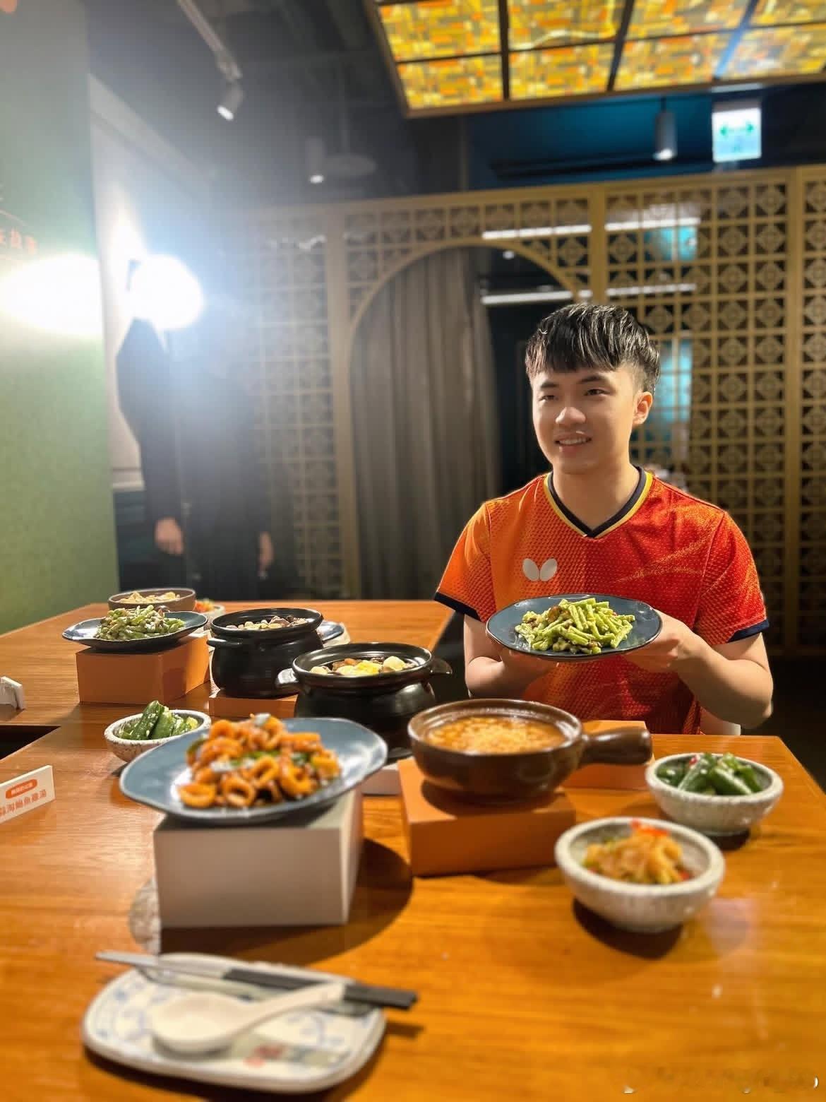 〈蒜淘鲍鱼鸡汤〉 〈金孙四季豆〉〈冠军！海鲜蒸蛋〉 〈家香酱烧中卷〉欢迎大家来真