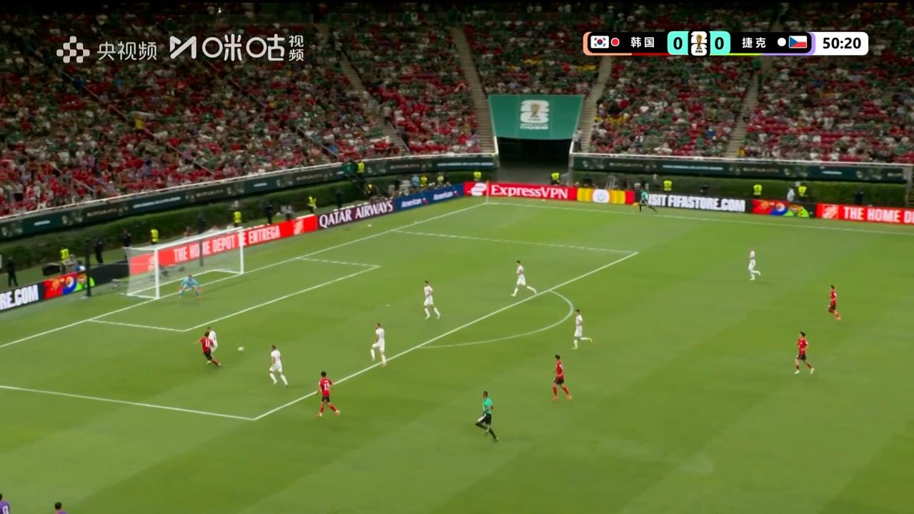 韩国vs捷克这个韩国队6号力压三个捷克球员，其实在我们这个视角上来看是晃了一下，