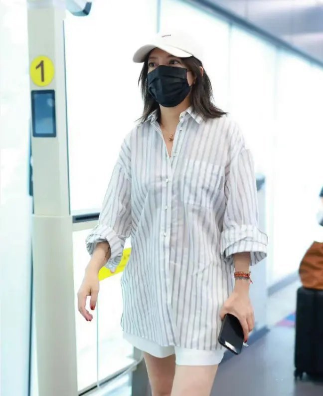 小燕子带着女儿小四月大理度假，塑料袋装旧爱马仕有点奇怪啊！女儿四月穿搭也很低调！