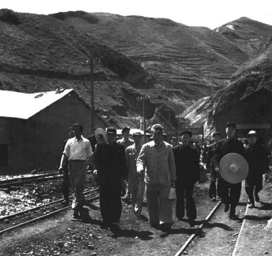 1955年6月7日，朱德视察河北龙烟铁矿。