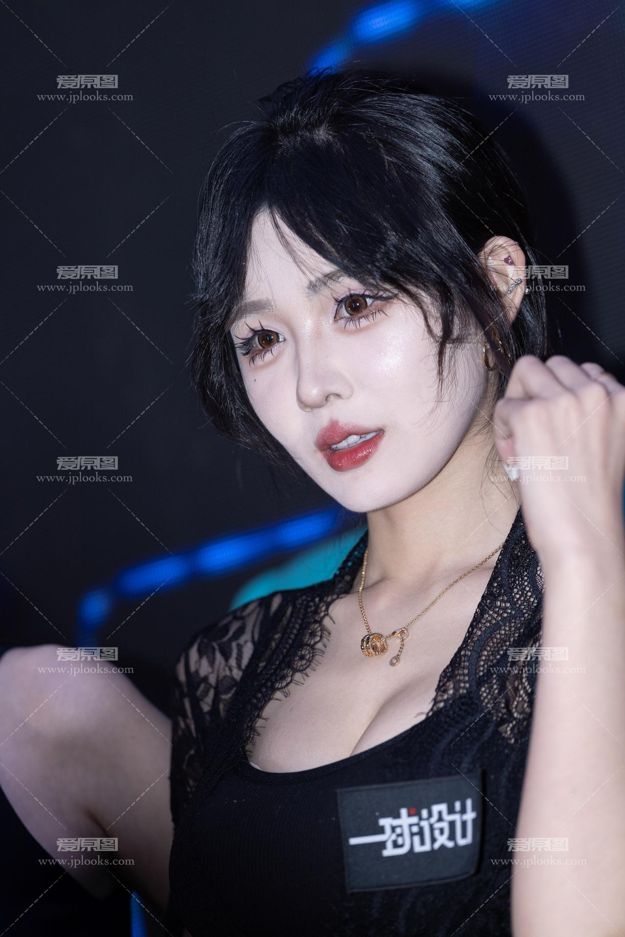 又美又飒 肤白貌美 暗黑系 完美身材 车模小姐姐