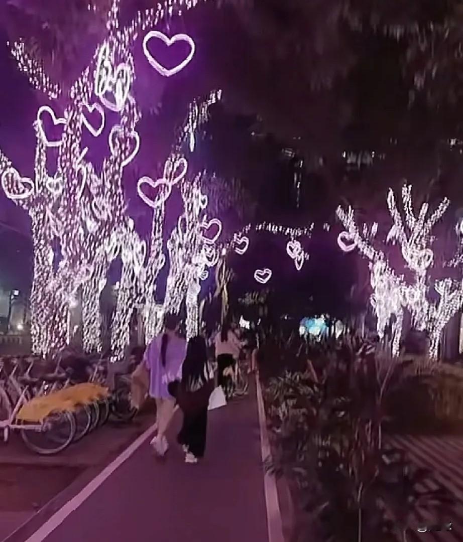 接地气！这才是正常家庭该有的样子。
汪小菲和马筱梅又带玥儿箖箖去看夜景了！因为他