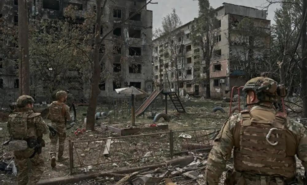 俄乌边境战况紧急，乌军防线告急，寒冬将至局势难料。
近期俄军在顿涅茨克、哈科夫等