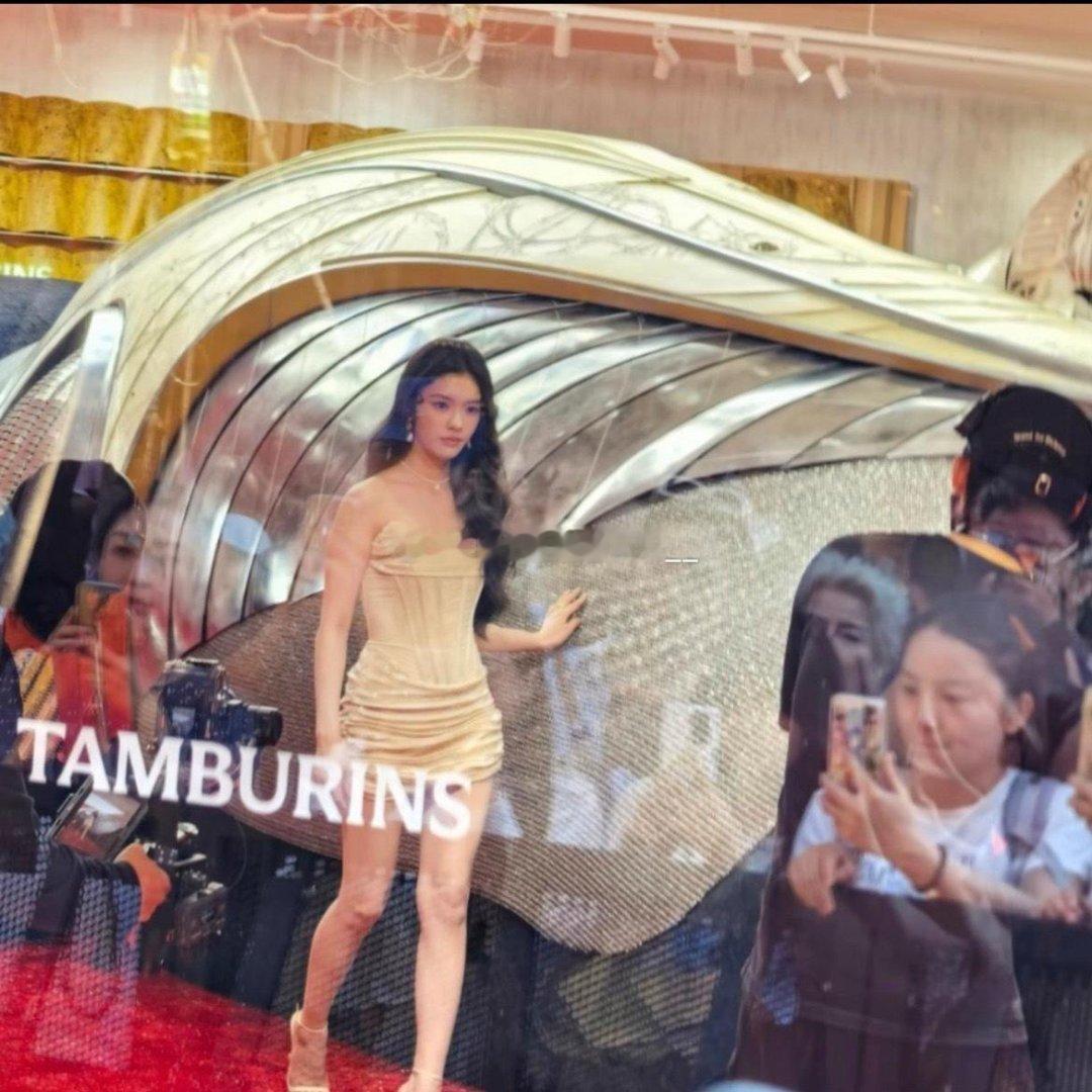 林允线下真的比电视好看太多，美到发光的那种 ​​​
