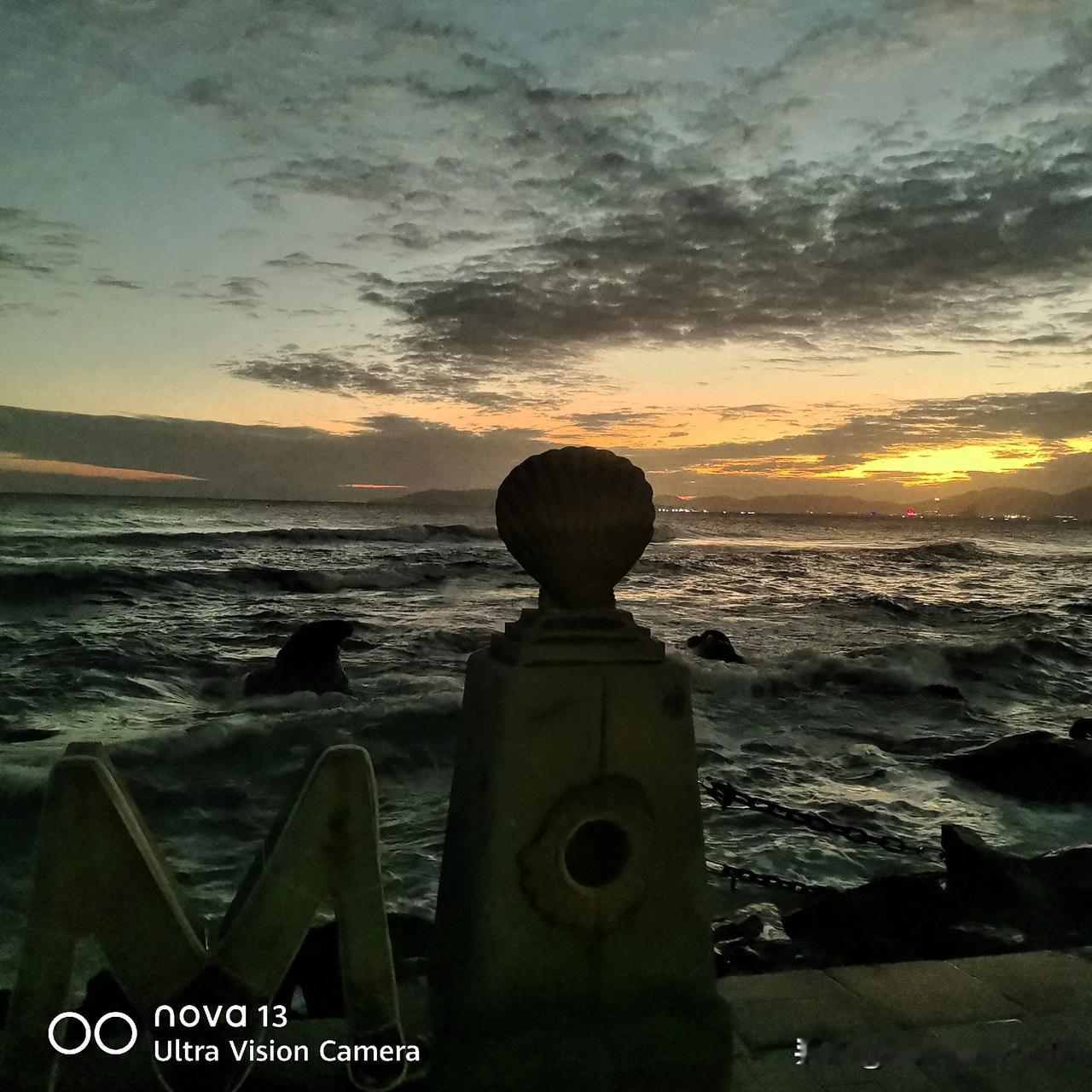 夕阳西下时的海南清水湾海岸，
简直是浪漫的代名词。
暮色渐浓，
落日余晖洒在海面