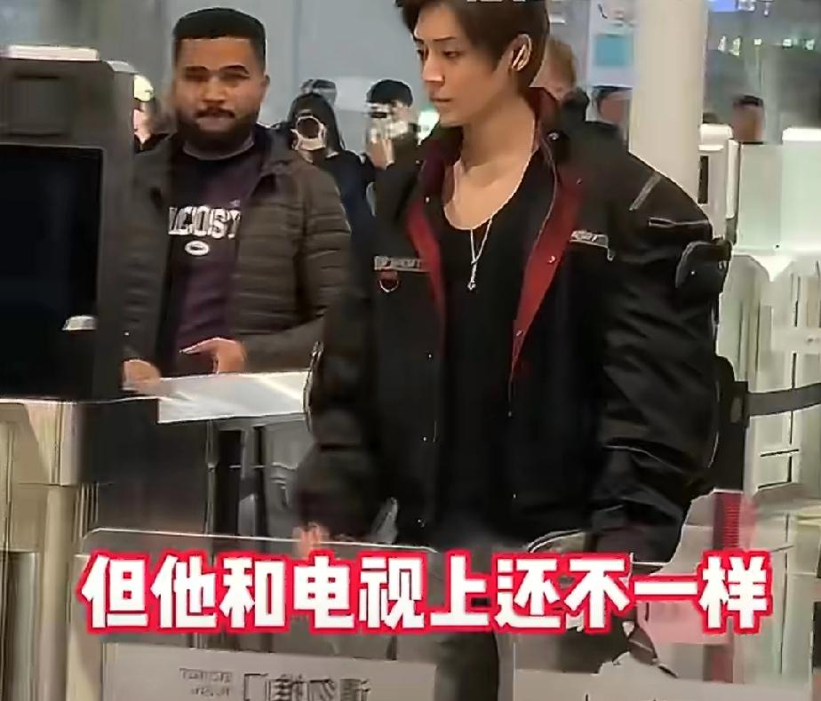 网友在机场偶遇素颜出行的侯明昊，当时他正在过安检，把脸上的帽子口罩都摘了，所以被