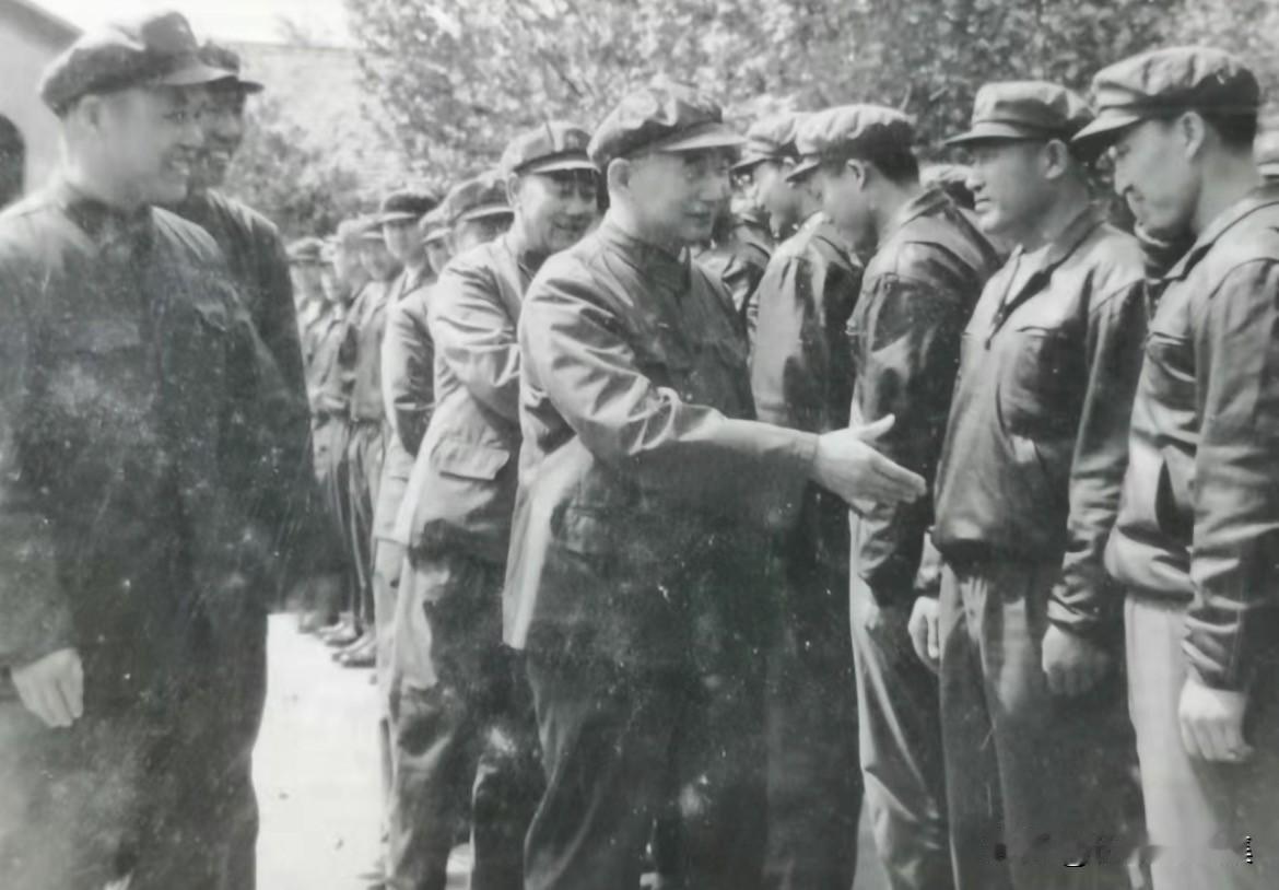 1983年4月，总参谋部副总参谋长何正文到空19师，检查部队参战准备情况，并接见